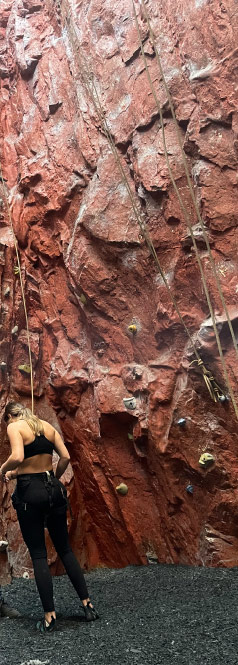 Nuevos retos y fuerza en el muro de escalar de Centro qi. 
